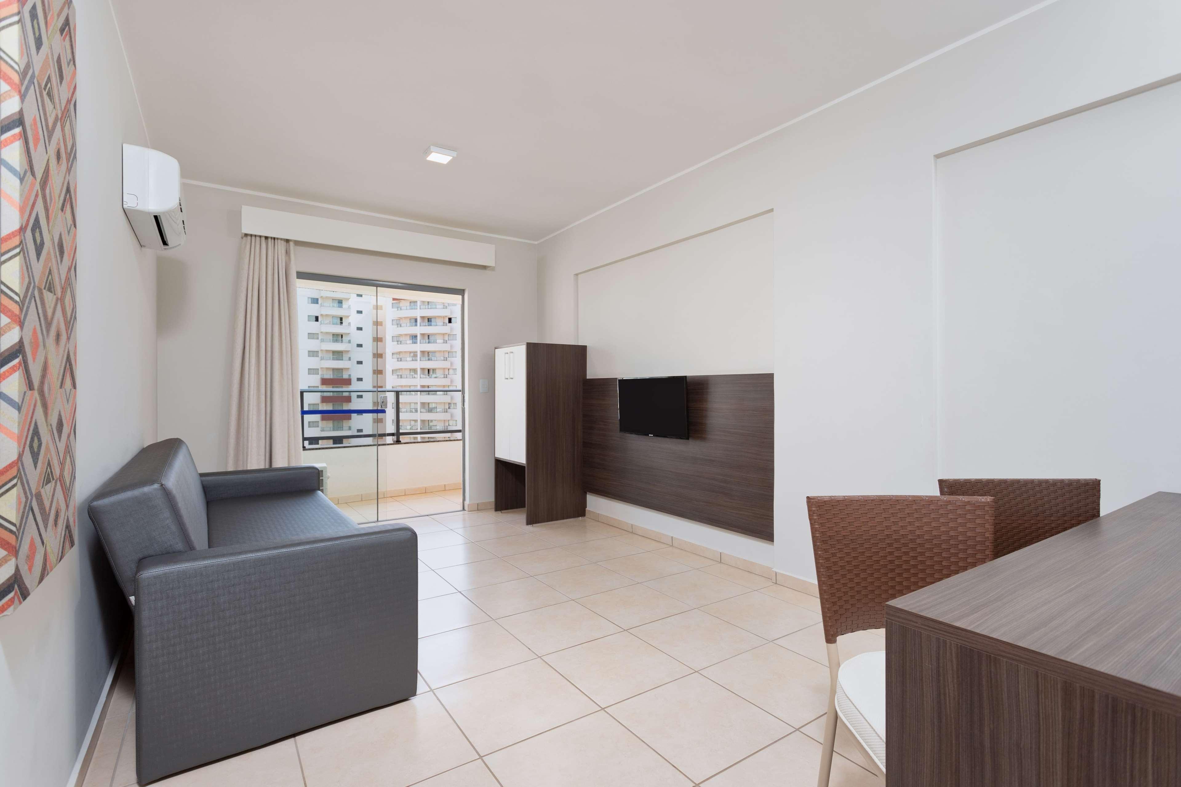 Wyndham Olimpia Royal Hotels Exterior foto A typical hotel room