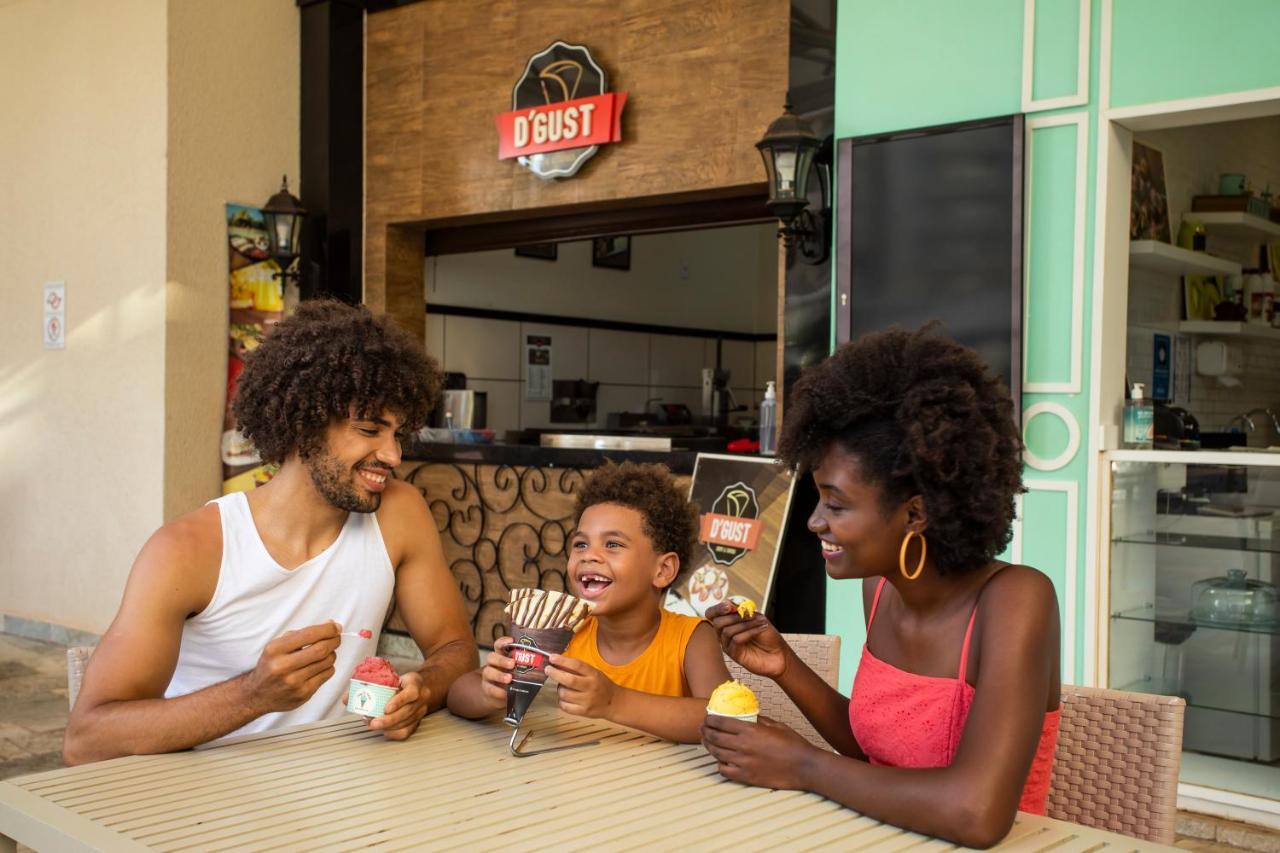 Wyndham Olimpia Royal Hotels Exterior foto Family at a restaurant in Cape Verde
