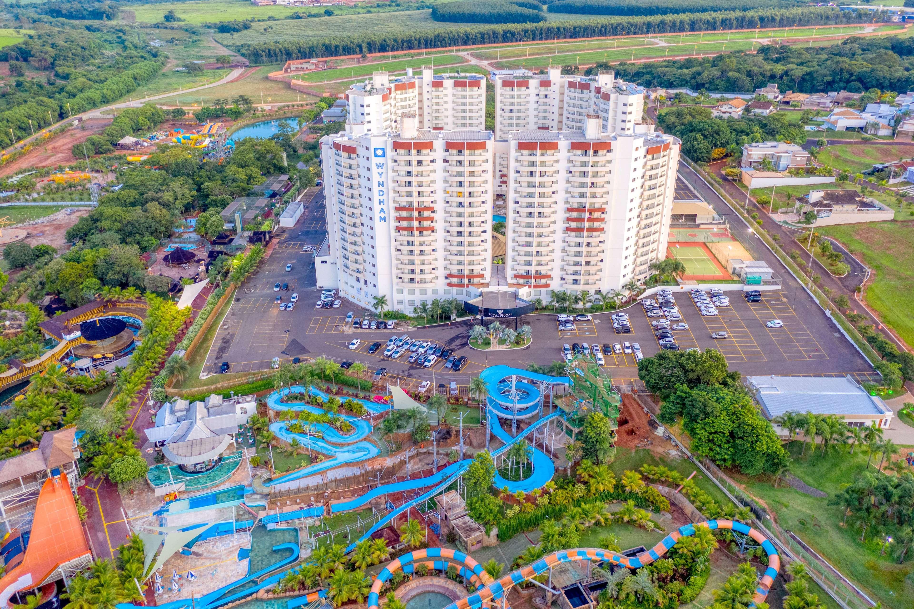 Wyndham Olimpia Royal Hotels Exterior foto Aerial view of the hotel and water park