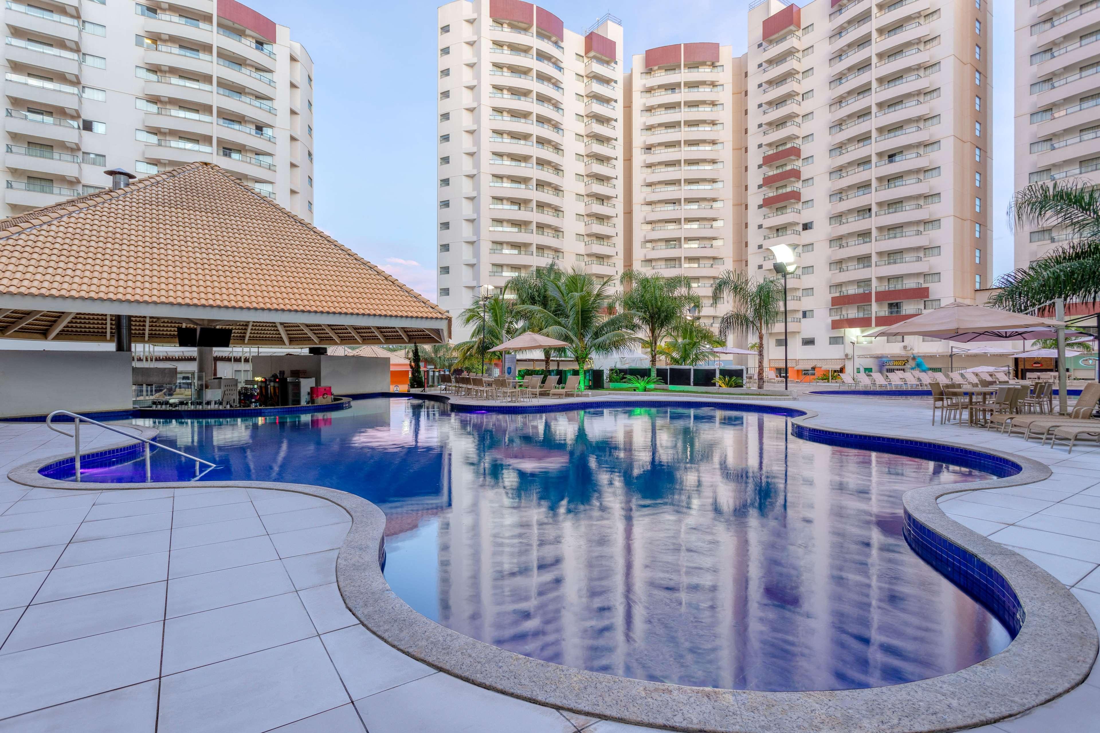 Wyndham Olimpia Royal Hotels Exterior foto The swimming pool at the hotel
