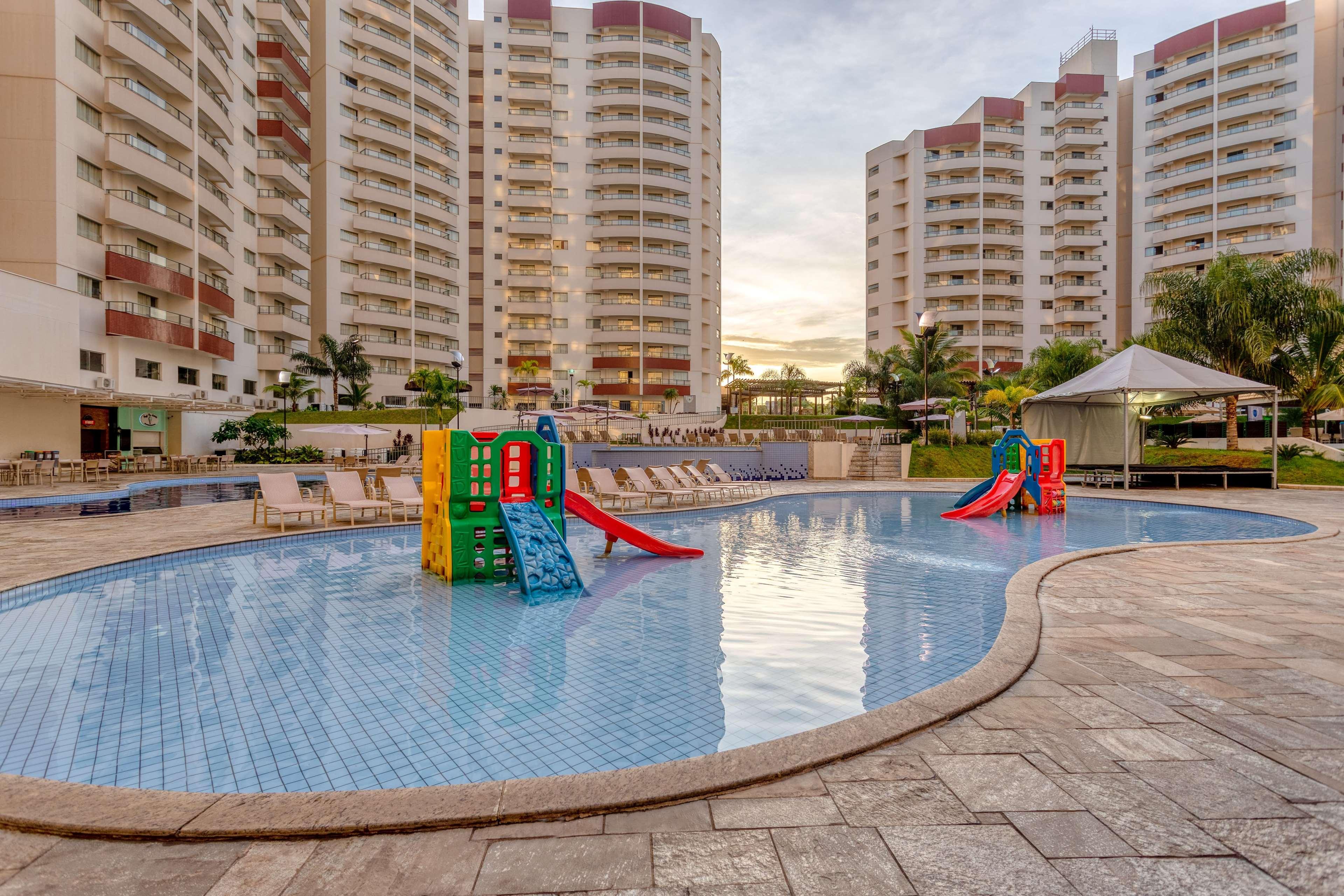 Wyndham Olimpia Royal Hotels Exterior foto A condominium pool in Singapore